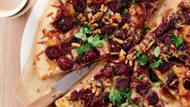 Сладка пица с ядки и стафиди