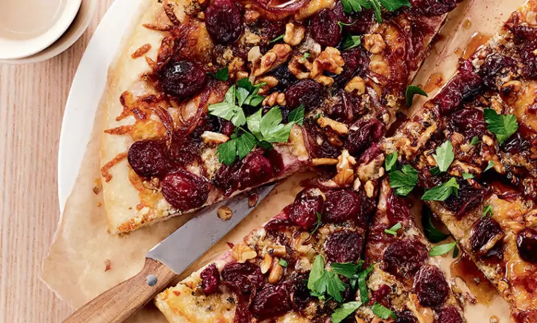 Сладка пица с ядки и стафиди