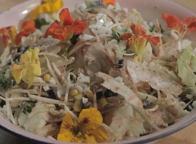 Салата с айсберг и малинов дресинг