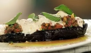 Салата с орехи и патладжан