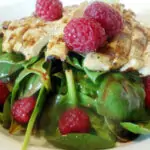 Салата от пилешко с малини