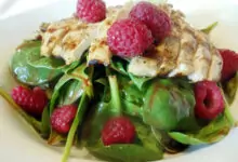 Салата от пилешко с малини