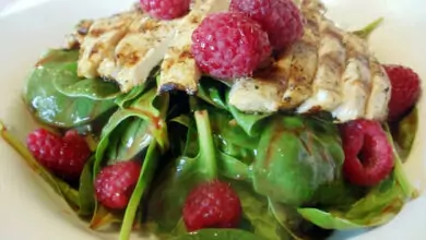 Салата от пилешко с малини