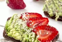 тост с авокадо и ягоди