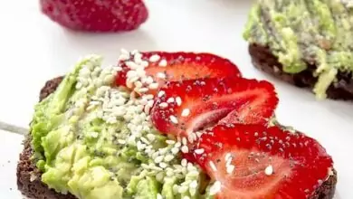 тост с авокадо и ягоди