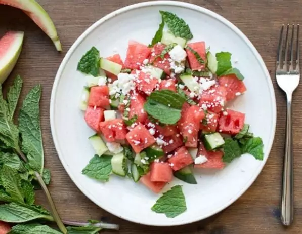 Салата със сирене фета, диня, рукола и мента