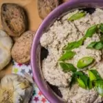 Орехови ядки с чесън