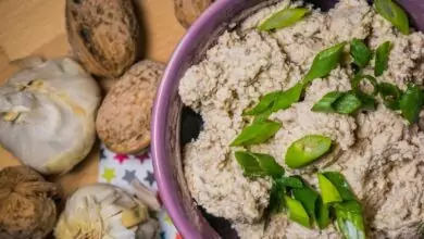 орехови ядки с чесън