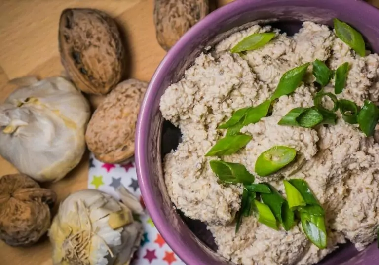 Орехови ядки с чесън