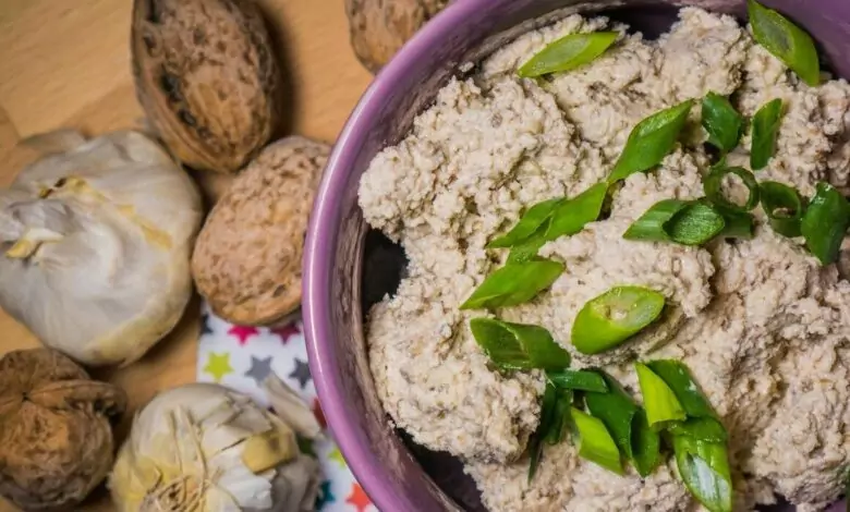 орехови ядки с чесън