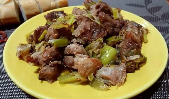 Свинско с праз лук