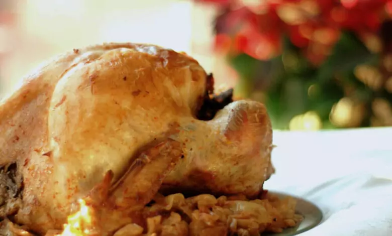 Пълнена кокошка със зеле и булгур