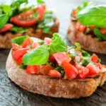 Брускети с домати и босилек