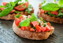 брускети с домати и босилек