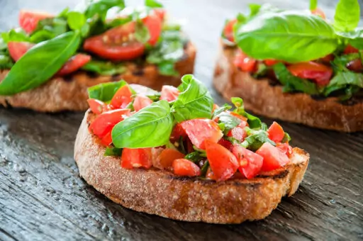 Брускети с домати и босилек