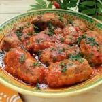 Кюфтета с елда и доматен сос